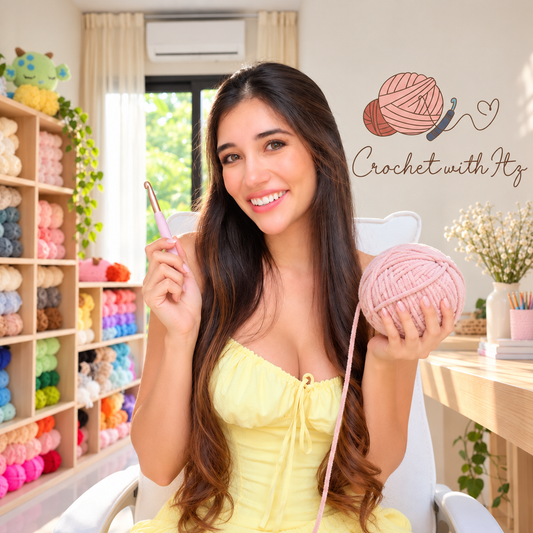 Mujer con un gancho de crochet y un ovillo rosa frente a estantes de estambre y el logo Crochet with Itz.